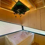 Bobble Centre - Jacuzzi - Sauna - Netflix Chalet